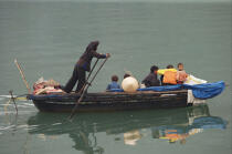 Dans la baie d'Ha Long. © Philip Plisson / Plisson La Trinité / AA14144 - Nos reportages photos - Barque