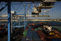 The terminal of container ships in Malta. © Philip Plisson / Plisson La Trinité / AA14147 - Photo Galleries - CMA CGM Marco Polo