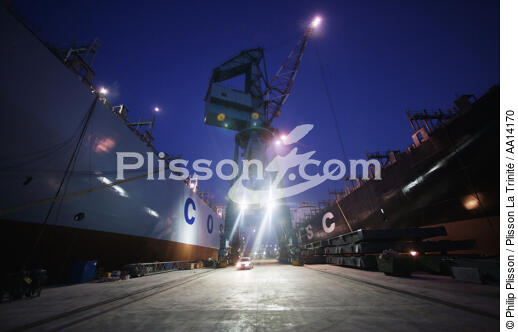 La ville portuaire de Ulsan en Corée de Sud. - © Philip Plisson / Plisson La Trinité / AA14170 - Nos reportages photos - Chantier Hyundai, le plus grand chantier maritime du monde.