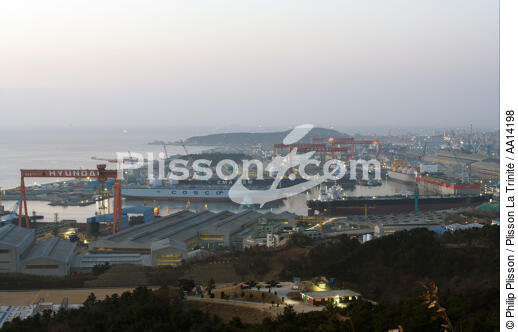 La ville portuaire de Ulsan en Corée de Sud. - © Philip Plisson / Plisson La Trinité / AA14198 - Nos reportages photos - Chantier naval