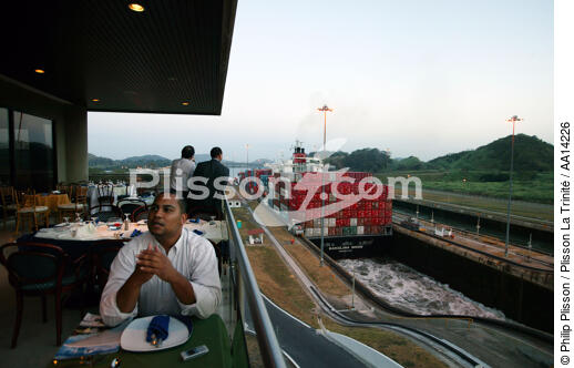 Lock on Panama Canal. - © Philip Plisson / Plisson La Trinité / AA14226 - Photo Galleries - Restaurant