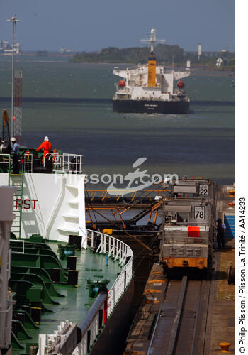 Ecluse sur le Canal de Panama. - © Philip Plisson / Plisson La Trinité / AA14233 - Nos reportages photos - Train