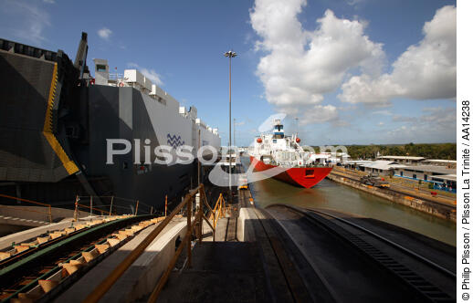 Ecluse sur le Canal de Panama. - © Philip Plisson / Plisson La Trinité / AA14238 - Nos reportages photos - Locomotive