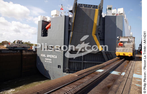Lock on Panama Canal. - © Philip Plisson / Plisson La Trinité / AA14241 - Photo Galleries - Rail transport