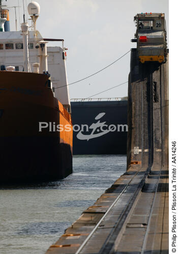 Ecluse sur le Canal de Panama. - © Philip Plisson / Plisson La Trinité / AA14246 - Nos reportages photos - Locomotive