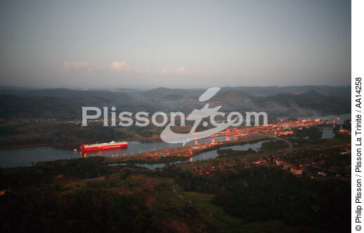 Le canal de Panama. - © Philip Plisson / Plisson La Trinité / AA14258 - Nos reportages photos - Canal de Panama