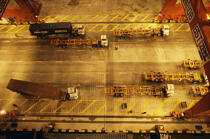 Truck on standby of the containers in Shanghai. © Philip Plisson / Plisson La Trinité / AA14269 - Photo Galleries - Shanghai