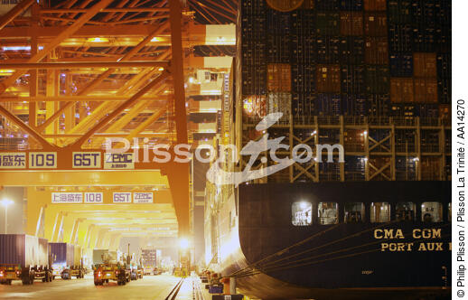 Truck on standby of the containers in Shanghai. - © Philip Plisson / Plisson La Trinité / AA14270 - Photo Galleries - China