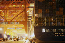 Truck on standby of the containers in Shanghai. © Philip Plisson / Plisson La Trinité / AA14270 - Photo Galleries - China