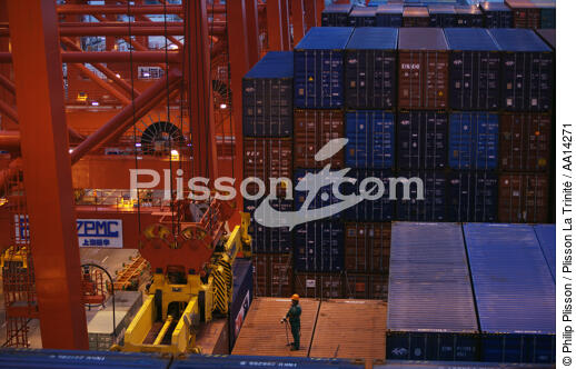 Porte-conteneur à Shanghai. - © Philip Plisson / Plisson La Trinité / AA14271 - Nos reportages photos - Ville [Chine]
