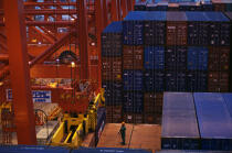 Containership in Shanghai. © Philip Plisson / Plisson La Trinité / AA14271 - Photo Galleries - China