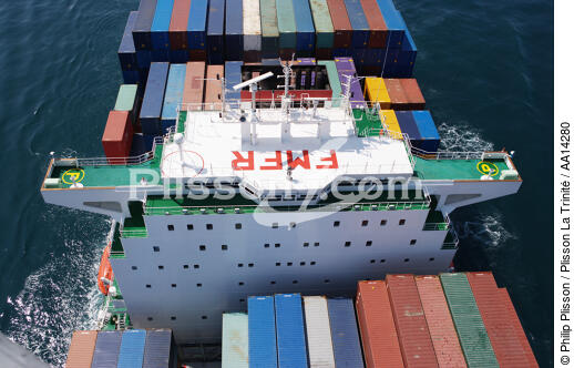 Containership in the rail of Ouessant. - © Philip Plisson / Plisson La Trinité / AA14280 - Photo Galleries - Containership