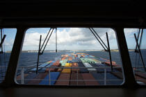 Porte-conteneur arrivant à Malte. © Philip Plisson / Plisson La Trinité / AA14282 - Nos reportages photos - Les couleurs de Malte