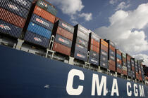 Containership in Malta. © Philip Plisson / Plisson La Trinité / AA14285 - Photo Galleries - Containership