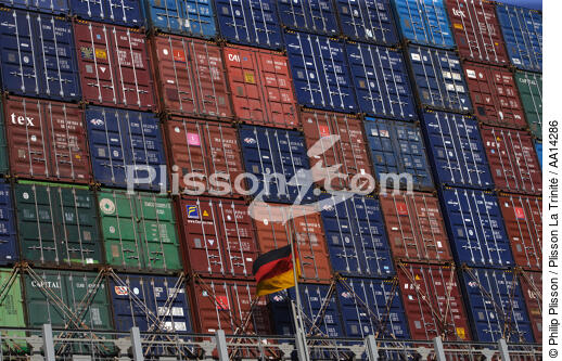 Porte-conteneur à Malte. - © Philip Plisson / Plisson La Trinité / AA14286 - Nos reportages photos - Le CMA CGM Marco Polo