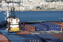 Porte-conteneur à Malte. © Philip Plisson / Plisson La Trinité / AA14287 - Nos reportages photos - Porte-conteneurs, la démesure