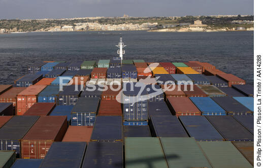 Porte-conteneur à Malte. - © Philip Plisson / Plisson La Trinité / AA14288 - Nos reportages photos - Le CMA CGM Marco Polo