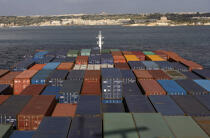 Porte-conteneur à Malte. © Philip Plisson / Plisson La Trinité / AA14288 - Nos reportages photos - Malte