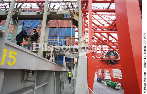 Porte-conteneur à Shanghai. - © Philip Plisson / Plisson La Trinité / AA14291 - Nos reportages photos - Porte-conteneurs