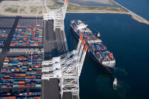Porte-conteneur dans le port du Havre. © Philip Plisson / Plisson La Trinité / AA14293 - Nos reportages photos - Le CMA CGM Marco Polo