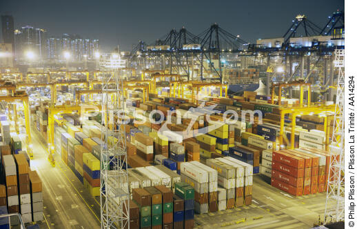 Terminal de porte-conteneur dans le port de Hong-Kong. - © Philip Plisson / Plisson La Trinité / AA14294 - Nos reportages photos - Porte-conteneurs