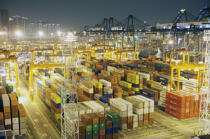 Terminal de porte-conteneur dans le port de Hong-Kong. © Philip Plisson / Plisson La Trinité / AA14294 - Nos reportages photos - Porte-conteneurs, la démesure
