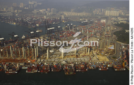 Terminal de porte-conteneur dans le port de Hong-Kong. - © Philip Plisson / Plisson La Trinité / AA14295 - Nos reportages photos - Porte-conteneurs, la démesure