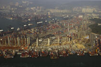 Terminal de porte-conteneur dans le port de Hong-Kong. © Philip Plisson / Plisson La Trinité / AA14295 - Nos reportages photos - Porte-conteneurs, la démesure