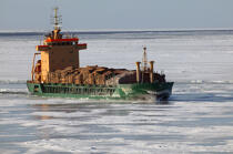Transport de bois en mer Baltique. © Philip Plisson / Plisson La Trinité / AA14297 - Nos reportages photos - Mer Baltique