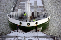 Icebreaker in the Baltic sea. © Philip Plisson / Plisson La Trinité / AA14299 - Photo Galleries - Icebreaker