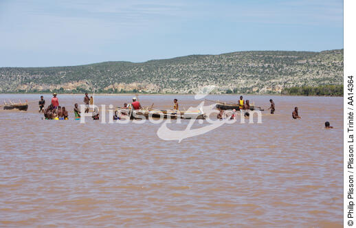 Fishing with a seine - Anakao - Madagascar. - © Philip Plisson / Plisson La Trinité / AA14364 - Photo Galleries - Man