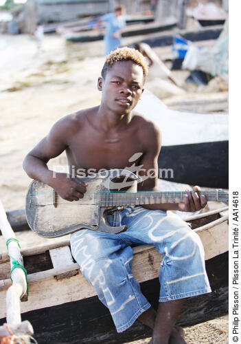 Ifaty - Madagascar. - © Philip Plisson / Plisson La Trinité / AA14618 - Nos reportages photos - Musicien