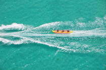 Bouée tractée devant Dubaï. © Philip Plisson / Plisson La Trinité / AA14951 - Nos reportages photos - Sport nautique