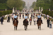 Jardin des Tuileries. Patrouille de sécurité publique. © Philip Plisson / Plisson La Trinité / AA15152 - Nos reportages photos - Cheval