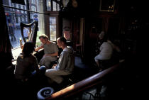 The Oval Pub in Dublin © Philip Plisson / Plisson La Trinité / AA15705 - Photo Galleries - Town [Ire]