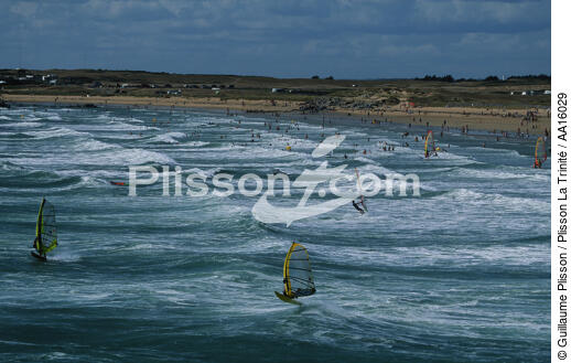 Windsurfing in Erdeven. - © Guillaume Plisson / Plisson La Trinité / AA16029 - Photo Galleries - Erdeven
