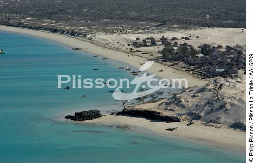 Malagasy shore north of Tuléar - © Philip Plisson / Plisson La Trinité / AA16209 - Photo Galleries - Dune