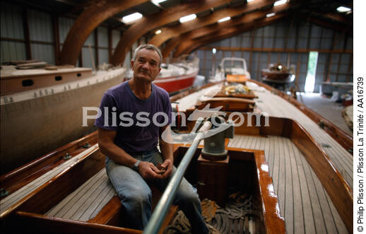 Eric Tabarly sur Pen-Duick en restauration - © Philip Plisson / Plisson La Trinité / AA16739 - Nos reportages photos - Chantier naval