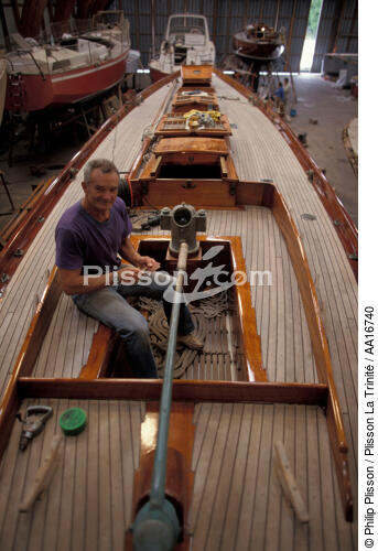 Eric Tabarly sur Pen-Duick en restauration - © Philip Plisson / Plisson La Trinité / AA16740 - Nos reportages photos - Chantier naval