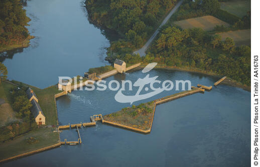 Les étangs du Roc'h Du sur la rivière d'Auray. - © Philip Plisson / Plisson La Trinité / AA16763 - Nos reportages photos - Etang