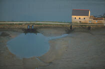 Tidal mill on the Crach river © Philip Plisson / Plisson La Trinité / AA16776 - Photo Galleries - Morbihan