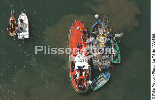 Canot de sauvetage au mouillage devant Port-Navalo. - © Philip Plisson / Plisson La Trinité / AA16866 - Nos reportages photos - Port-Navalo