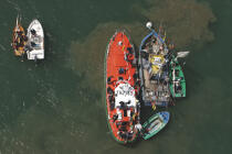 Canot de sauvetage au mouillage devant Port-Navalo. © Philip Plisson / Plisson La Trinité / AA16866 - Nos reportages photos - SNSM