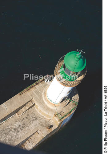Feu de port de Port-Tudy à Groix. - © Philip Plisson / Plisson La Trinité / AA16893 - Nos reportages photos - Feu de port