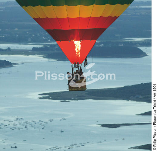 Hot air balloon above the Gulf of Morbihan. - © Philip Plisson / Plisson La Trinité / AA16904 - Photo Galleries - Morbihan
