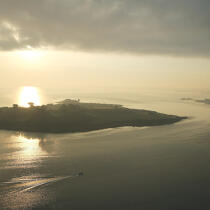 Coucher de soleil sur le Golfe du Morbihan. © Philip Plisson / Plisson La Trinité / AA16905 - Nos reportages photos - Le Morbihan à tire d'ailes Photos de Philip Plisson