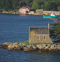 La petite chapelle de Boédic dans le Golfe du Morbihan. © Philip Plisson / Plisson La Trinité / AA16907 - Nos reportages photos - Boédic