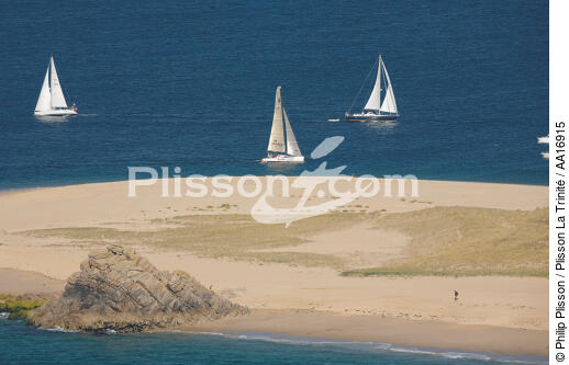 Sailing boats in front of Houat island. - © Philip Plisson / Plisson La Trinité / AA16915 - Photo Galleries - Morbihan