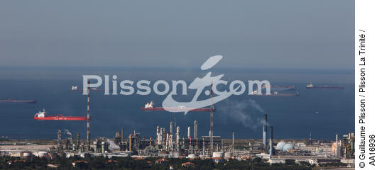 La raffinerie de Fos-sur-mer. - © Guillaume Plisson / Plisson La Trinité / AA16936 - Nos reportages photos - Raffinerie