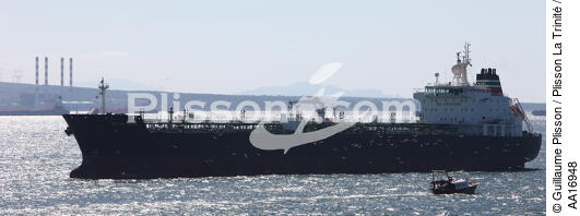 Oil tanker in front of Fos-sur-mer - © Guillaume Plisson / Plisson La Trinité / AA16948 - Photo Galleries - Oil tanker